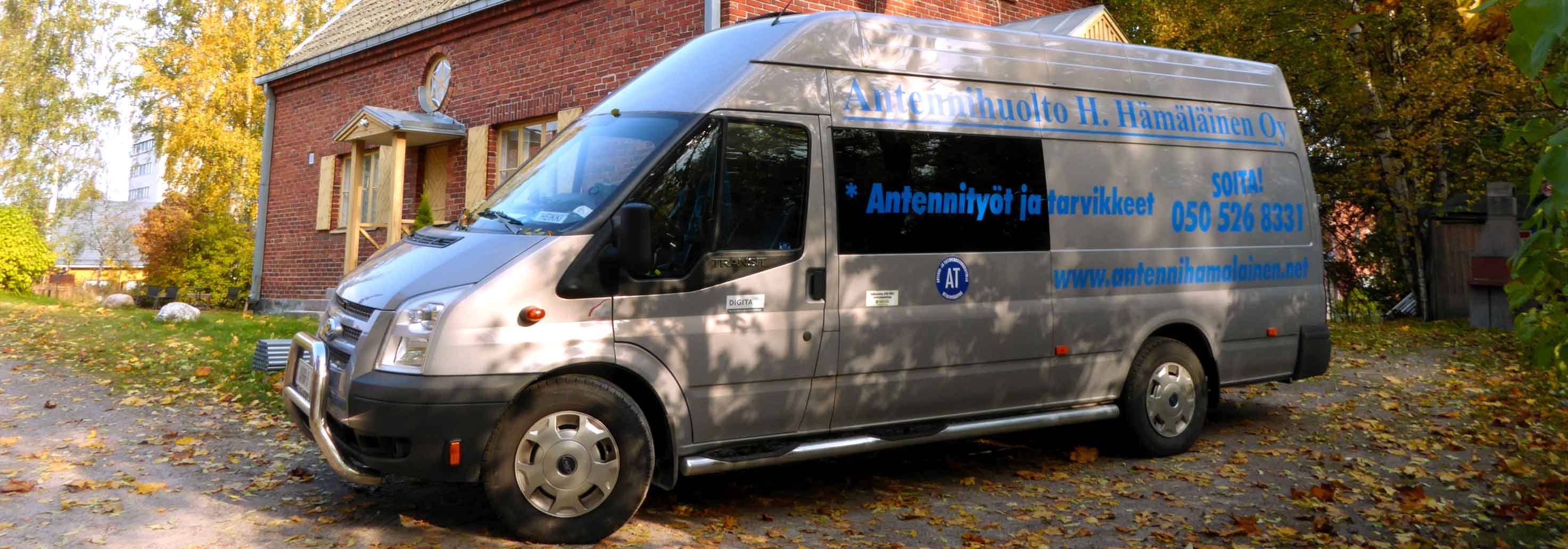 Hyvin varusteltu antennihuolto auto.